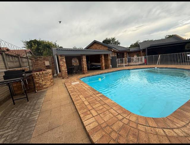 3 BEDROOM HOUSE FOR SALE IN VANDERBIJLPARK SE 2